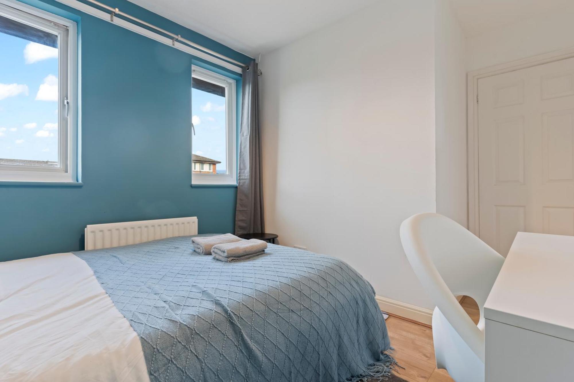 Lovely 4Br House In The City With Parking Лондон Екстериор снимка