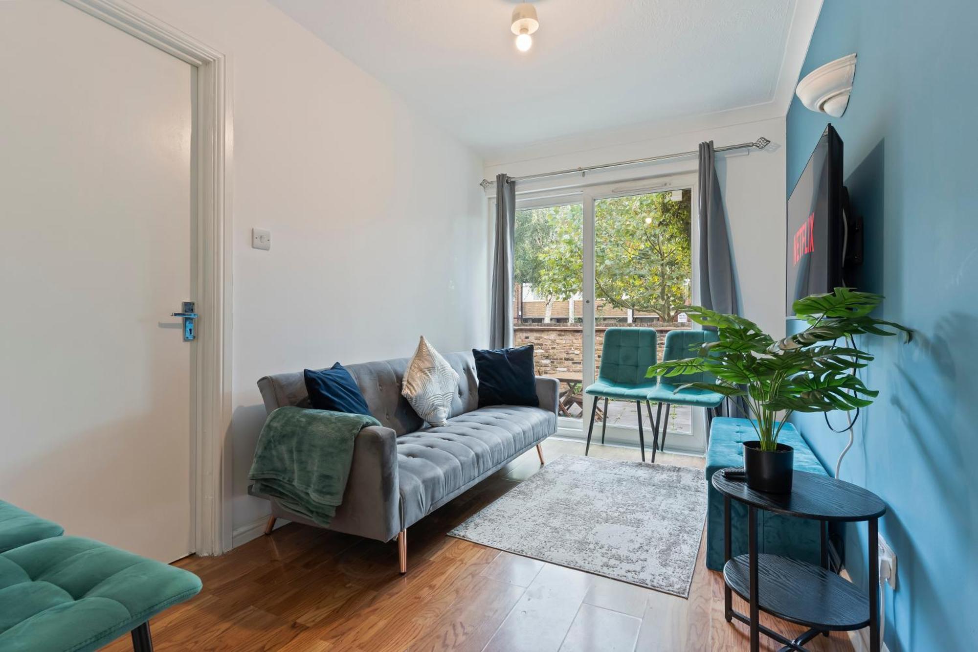 Lovely 4Br House In The City With Parking Лондон Екстериор снимка